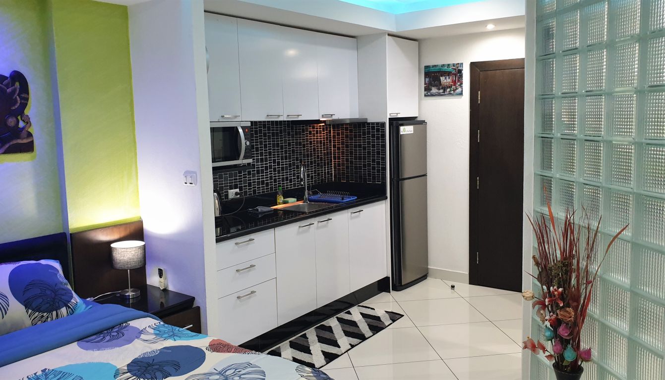 987_Bed & Kitchen Closeup